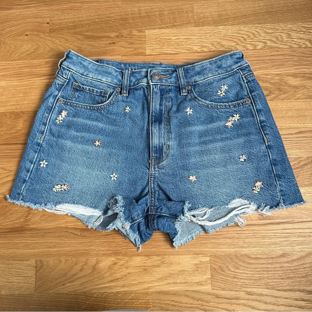 American Eagle Mom Denim Jean Shorts (Embroider Flower Blue Denim Wash)